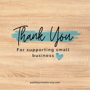 Pu&ograve; includere: Uno sfondo in legno con le parole "Thank You" in corsivo nero su una pennellata turchese. Sotto, il testo recita "For supporting small business" con un cuore blu.