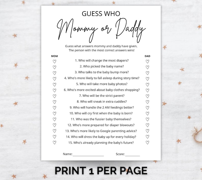K&ouml;nnte beinhalten: Ein wei&szlig;es Spielblatt aus Papier mit der schwarzen &Uuml;berschrift Guess Who Mommy or Daddy. Es enth&auml;lt f&uuml;nfzehn nummerierte Fragen zur Elternschaft, mit Spalten f&uuml;r Mom und Dad, die mit Herzsymbolen markiert sind. Unten befinden sich Zeilen f&uuml;r Name und Score.