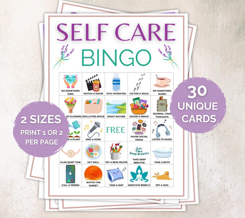 Puede incluir: Un mont&oacute;n de tarjetas de bingo de autocuidado con un dise&ntilde;o morado y blanco. Las tarjetas presentan una cuadr&iacute;cula de actividades de autocuidado como "Ver una pel&iacute;cula" y "Tomar un ba&ntilde;o". El texto en las tarjetas incluye "Self Care Bingo", "2 tama&ntilde;os" y "30 tarjetas &uacute;nicas".