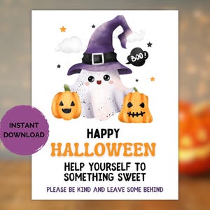 Może przedstawiać: Cyfrowy nadruk o tematyce Halloween z przyjaznym duchem w fioletowym kapeluszu czarownicy, otoczonym przez dwie pomarańczowe dynie. Nadruk zawiera tekst "Happy Halloween" i inne świąteczne frazy. Fioletowe koło z napisem "Natychmiastowe pobieranie".