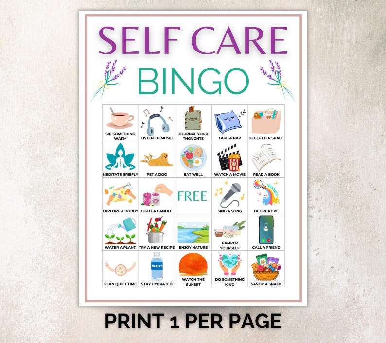Puede incluir: Un juego de bingo de autocuidado imprimible con un esquema de color lavanda y verde. La tarjeta de bingo incluye ilustraciones y mensajes de texto para diversas actividades de autocuidado, como "Tomar algo caliente" y "Ver una pel&iacute;cula". El texto "PRINT 1 PER PAGE" est&aacute; en la parte inferior.