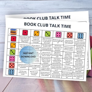 Könnte beinhalten: Ein gedrucktes Spielbrett mit dem Titel "Book Club Talk Time" mit farbigen Würfeln und Diskussionsanregungen. Das Spiel ist für Buchclubtreffen konzipiert, mit Fragen, um Gespräche über das Buch anzuregen.