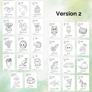 Op de afbeelding: Een set van 26 flashcards, elk met een letter van het alfabet met een bijbehorende afbeelding en woord. De illustraties zijn zwart-wit lijntekeningen van objecten en dieren, waaronder een vliegtuig, bal, cupcake, hond en meer. De tekst "Version 2" staat in het midden.