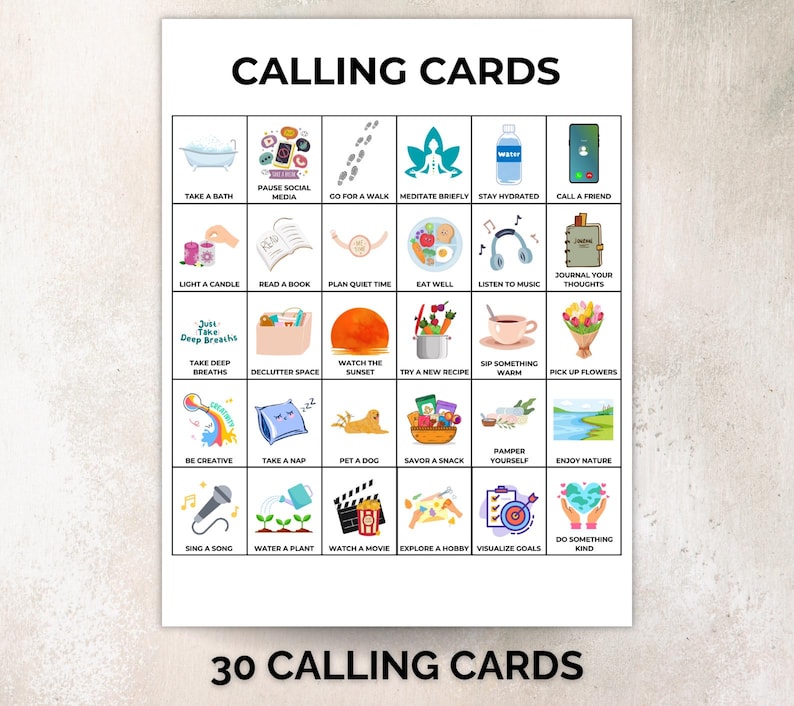 Puede incluir: Una tarjeta blanca con el texto "CALLING CARDS" en la parte superior y "30 CALLING CARDS" en la parte inferior. La tarjeta presenta 30 cuadrados ilustrados con actividades de autocuidado como "Tomar un ba&ntilde;o" y "Llamar a un amigo".