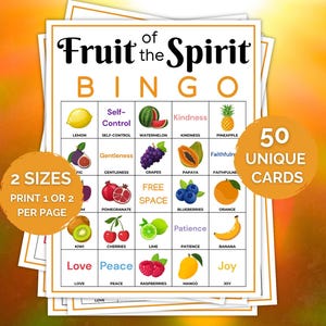 Könnte beinhalten: Stapel von Bingo-Karten mit dem Titel "Fruit of the Spirit BINGO". Die Karten zeigen farbenfrohe Illustrationen von Früchten und Wörtern wie "Kindness" und "Joy". Die Karten sind in zwei Größen mit 50 einzigartigen Karten erhältlich.