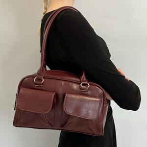 Bolso bandolera color vino burdeos