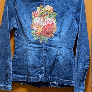 Bestickte Rosen auf Jeansjacke