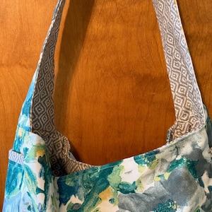 Bolso bandolera tipo hobo con estampado floral azul y verde 2048