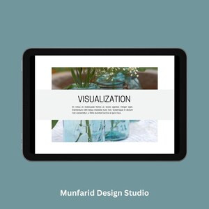 Op de afbeelding: Een digitaal tabletscherm dat het woord "VISUALIZATION" weergeeft in een witte banner boven een foto van blauwe glazen potten met witte bloemen. De tekst onder de banner luidt: "Et netus et malesuada fames ac turpis egestas integer eget. Elementum nibh tellus molestie nunc non. Scelerisque in dictum non consectetur a.  Delle euismod lacinia at quis rous." Onderaan het scherm staat de tekst "Munfarid Design Studio".