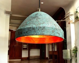 Lámpara colgante de cúpula de cobre con pátina verde hecha a mano: Iluminación para cocinas de estilo rústico.