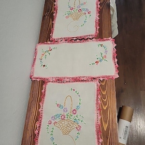 Veel van 3 geborduurde linnen dressoirsjaal bloemenmand kleedjes gehaakte rand