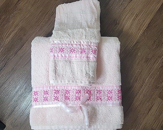 Vtg JCP Home Pink Bath & Hand Towel Set Embroidered Satin Lace Bow Crossstitch