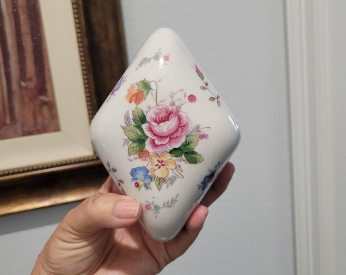 Vintage Porcelain Trinket Box With Lid. Floral Pattern & Gold Accents. Pre-Owned
