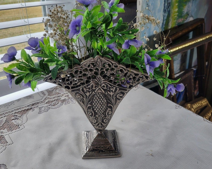 Bombay Company Silver Tone Fluted Flat Ornate Lattice Fan Vase Pineapple  8" Ht