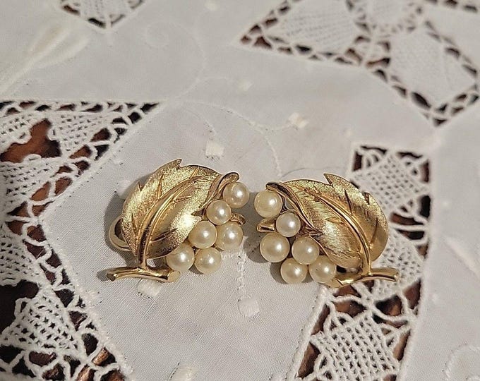 Vintage Crown Trifari Gold Tone Faux Pearl Grape Cluster Clip On Earrings 50s 60