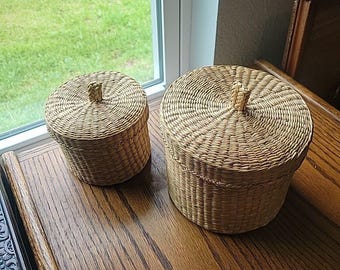 Vintage Set of 2 Woven Grass Nesting Baskets with Lids Boho Natural Fiber Decor