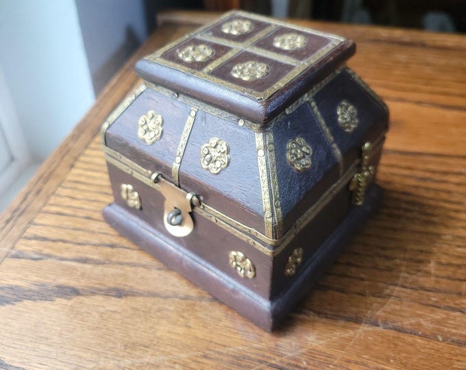 Vtg Three Kings Gifts Frankincense in Wood Round Box Brass Accent Birds Red Silk
