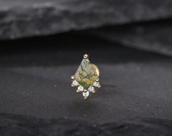 Pendiente de oro de 14k con ágata musgosa de cometa, piercing para hélix/trago.