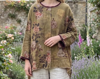 Lässiges, grünes Leinen-Baumwoll-Top mit Blumenmuster: Damen-T-Shirt im Landhausstil mit handgearbeiteten Used-Effekten