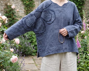 Lässiges Top aus gewaschenem Leinen mit handapplizierter Blume: Damenbluse im Used-Look im Landhausstil