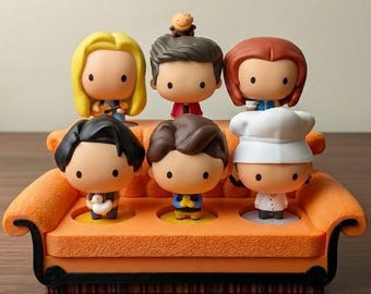 Può includere: Un set di sei figurine di cartoni animati dei personaggi della serie TV Friends. Le figurine hanno grandi teste e corpi piccoli e sono disposte su un divano arancione. I personaggi hanno diversi colori di capelli e abiti.