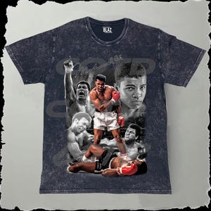 Può includere: Una maglietta blu scuro con un aspetto sbiadito e usurato. La maglietta presenta un collage di immagini di Muhammad Ali mentre boxa, tra cui una firma e il testo "Muhammad Ali".