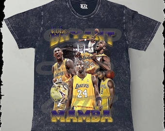 Puede incluir: Una camiseta negra con un aspecto descolorido y vintage que presenta un collage de imágenes de Kobe Bryant con el uniforme de los Los Angeles Lakers. El texto "Kobe Bryant" y "Mamba" está impreso en la camiseta.