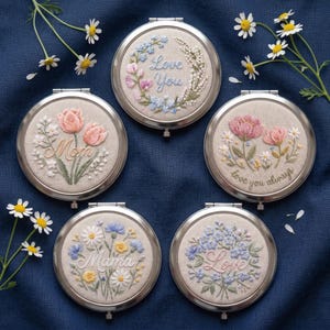 Broderad kompaktspegel: Blommig mammapresent, handgjord fickaccessoar med prästkrage och förgätmigej