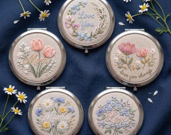 Geborduurde compacte spiegel: bloemen moedercadeau, handgemaakt zakaccessoire met madeliefje en vergeet me niet