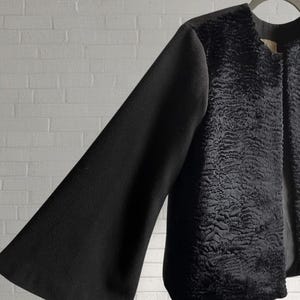 Schwarze strukturierte Jacke: Ausgestellte Ärmel, Boho Elegant Mantel