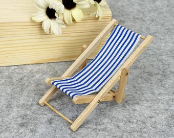 2 Mini Chaises Longues Pliantes En Bois à Rayures - 1:12, Décoration Pour Maison De Poupée, Jardin Miniature (6.2x6.6x10.9 Cm)