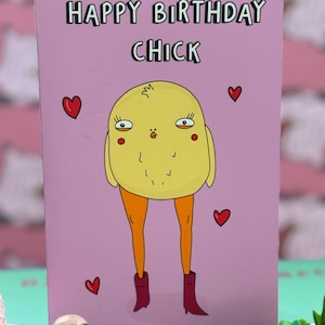 Carte d'anniversaire pour elle. Fait maison avec amour, imprimé sur du carton mat premium 300 g. Carte de poussin de dessin animé étrange. Pour un ami, une petite amie ou plus