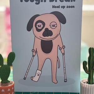 Carte de jeu de mots drôle avec os cassé pour lui. Carte de guérison d'une jambe cassée d'un chien. Imprimé sur du papier cartonné mat premium 300 g. Ça va mieux.