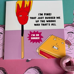 Lustige Entschuldigung Karte. Comic-Witzkarte mit Streichholzschachtel. Bunt und hilft Ihnen auf jeden Fall, sich zu entschuldigen. Skurriles Design mit gratis Vinyl-Sticker.