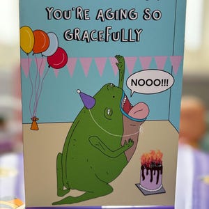 Carte d'anniversaire drôle de grenouille vieillissante. Imprimé sur du papier cartonné mat 300 g de qualité supérieure. 11 x 16 env. Gâteau d'anniversaire avec des tonnes de bougies. Punny, kawaii.