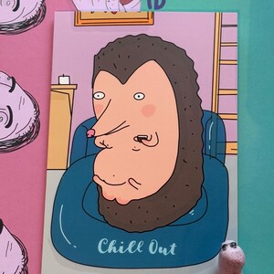 Carte d'anniversaire hérisson. Carte de style cottagecore mignonne mais étrange pour mari, femme, petite amie, petit ami, partenaire. Détendez-vous. Sticker gratuit inclus