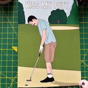 Divertida tarjeta de golf. Cartulina mate premium de 300 g/m². Incluye sobre y sello. Medidas aproximadas: 11 x 16 cm. Ideal especialmente para padres, esposos y novios.
