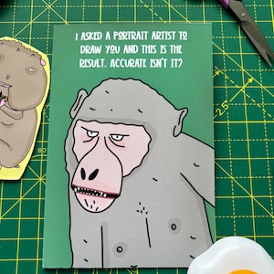 Carte drôle grossière. Carte de singe humoristique de style bande dessinée.  Fait maison, imprimé sur du papier cartonné mat 300 g de qualité supérieure. Carte de dessin animé pour anniversaire.