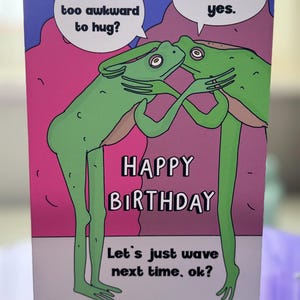 Carte d'anniversaire drôle de grenouille maladroite. Fait maison avec amour, imprimé sur du carton mat premium 300 g. Carte de dessin animé étrange. Pour un ami ou plus !
