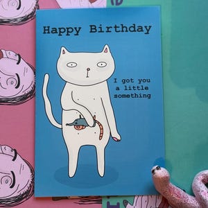 Carte d'anniversaire drôle de chat. Carte d'anniversaire pour femme, mari, ami, partenaire. Imprimé professionnellement. Autocollant gratuit inclus et cachet de l'enveloppe.