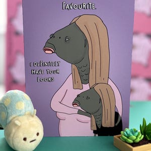 Divertida tarjeta de cumpleaños para mamá. Impresa en cartulina premium de 300 g/m², aprox. 11 x 16 cm. Tarjeta de hija a mamá: "¡Tu look favorito!". ¡Tengo tus looks!