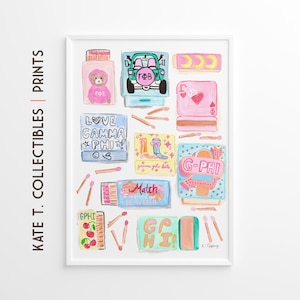 Può includere: Una stampa incorniciata con illustrazioni colorate di scatole di fiammiferi. Le scatole di fiammiferi mostrano vari disegni, tra cui un orsacchiotto, un'auto, cuori e testo come "Love Gamma Phi" e "Match Made in Heaven". La stampa è etichettata "KATE T. COLLECTIBLES | PRINTS."
