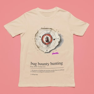 Könnte beinhalten: Ein beiges T-Shirt mit einem Grafikdruck eines Käfers auf einem Ziel. Unter dem Grafikdruck steht der Text "bug bounty hunting" sowie eine Definition des Begriffs.