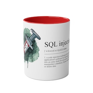 Könnte beinhalten: Weiße Keramiktasse mit rotem Rand. Die Tasse zeigt einen grünen Aquarellhintergrund mit einer Spritze, die mit roter Flüssigkeit gefüllt ist, und dem Wort "SQL" darauf. Der Text "SQL injection" ist in Schwarz geschrieben, mit der Definition darunter.