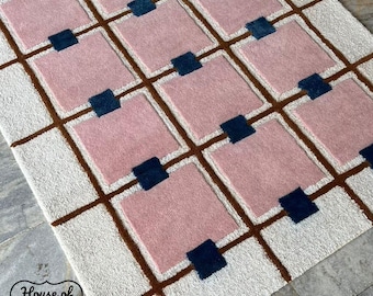 Lyxiga rosa rutmönster tuftade ullmattor - Antropologiskt inspirerade moderna handgjorda mattor för vardagsrum, sovrum, hall och kök.