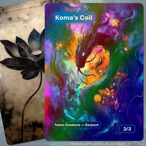 Può includere: Una carta di arte fantasy con uno sfondo colorato che presenta un serpente nero con un occhio blu. La carta è intitolata "Koma's Coil" e ha il testo "Token Creature - Serpent" e "3/3".