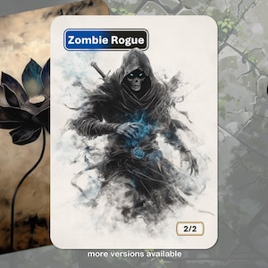 Peut inclure: Carte illustrée avec le texte "Zombie Rogue". L'image représente une figure encapuchonnée avec un visage de crâne, en noir et bleu, avec une épée et une énergie bleue brillante. La carte est marquée 2/2, avec le texte "plus de versions disponibles".