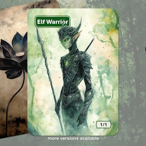 Può includere: Una carta d'arte fantasy con un guerriero elfo con pelle verde, orecchie a punta e armatura, che tiene una lancia. La carta è ambientata su uno sfondo ad acquerello con il testo "Elf Warrior" e "1/1". È visibile anche una seconda carta con un fiore di loto nero.