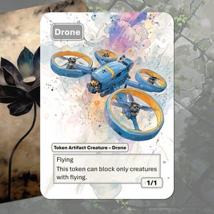 Puede incluir: Una tarjeta coleccionable con una ilustración de dron azul y amarillo. La tarjeta tiene la palabra "Drone" en la parte superior y el texto "Token Artifact Creature - Drone", "Flying" y "This token can block only creatures with flying."