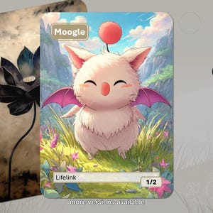 Puede incluir: Una tarjeta de arte de fantasía con una criatura blanca y esponjosa con alas rosas y un pompón rojo. La tarjeta tiene la palabra "Moogle" en la parte superior y "Lifelink" en la parte inferior. El fondo muestra un paisaje montañoso.